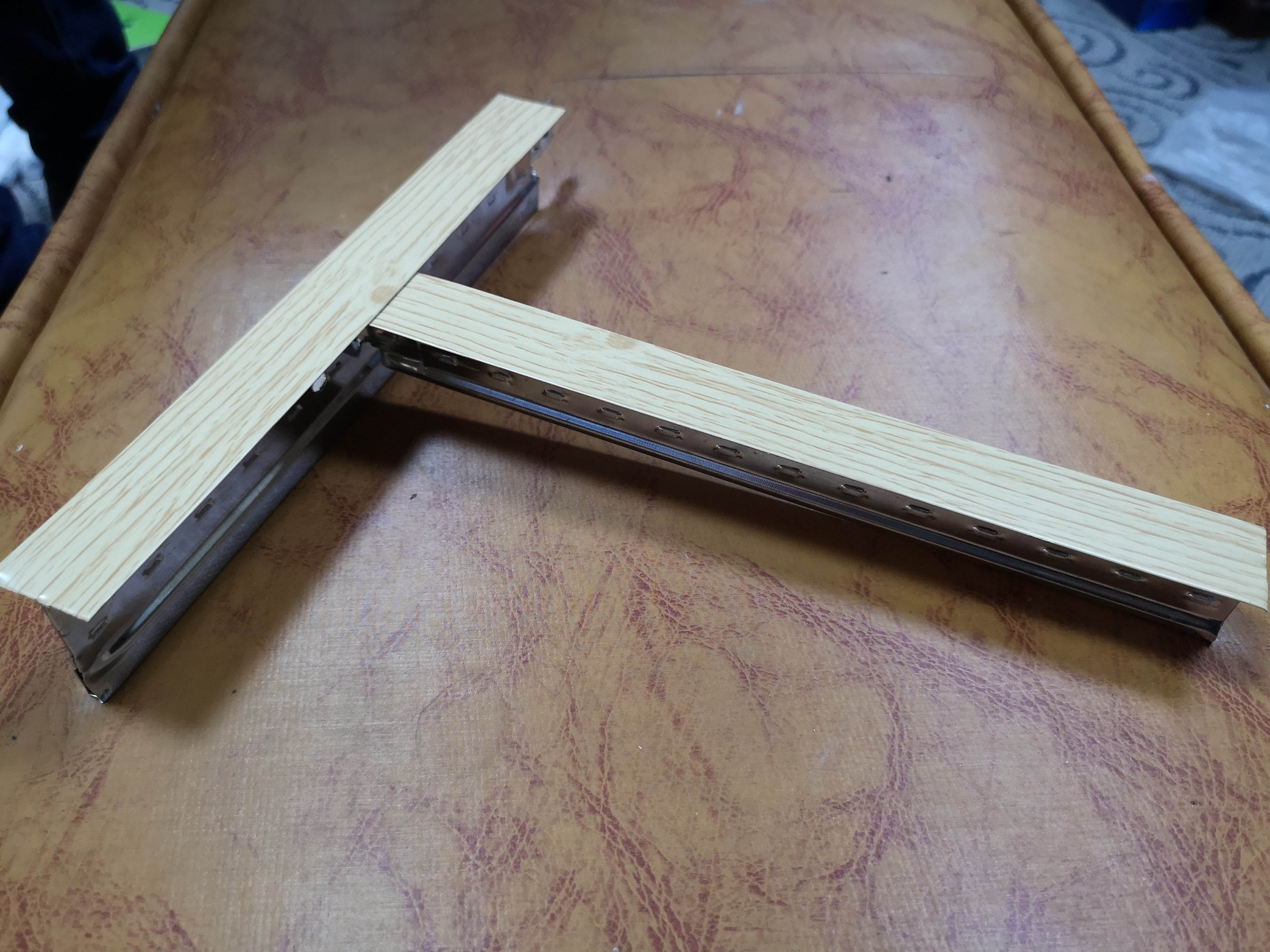 浅色木纹烤漆龙骨